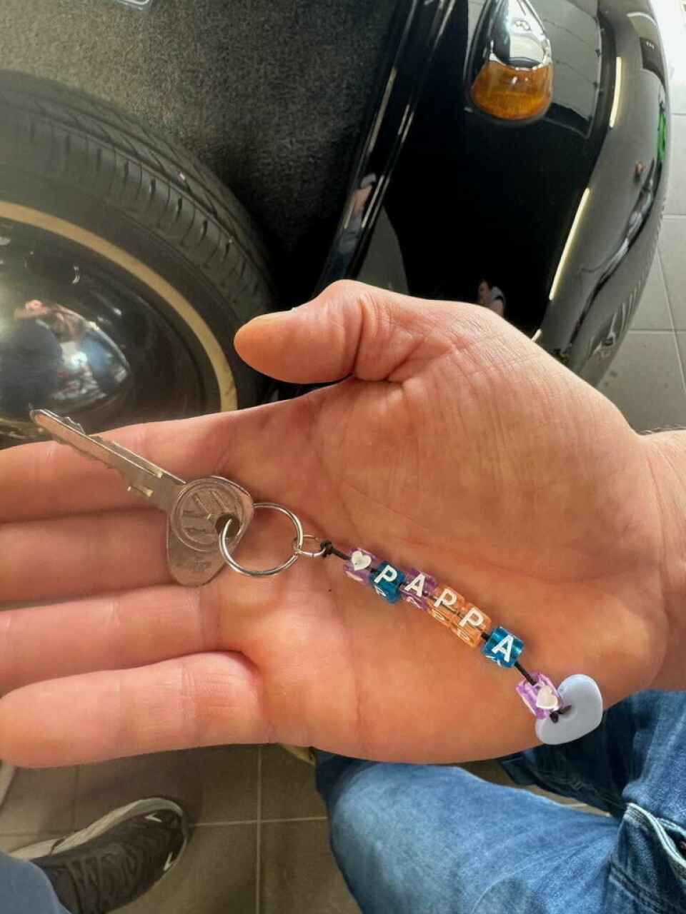 HELT SPESIELT. Denne nøkkelringen er laget av Terje Solvangs datter, da han holdt på med bilen. - Den skal aldri av denne nøkkelen, og jeg er stolt av at familien til Terje er glad for at den følger med på hver eneste tur, sier Frank Marius Pettersen. HELT SPESIELT. Denne nøkkelringen er laget av Terje Solvangs datter, da han holdt på med bilen. - Den skal aldri av denne nøkkelen, og jeg er stolt av at familien til Terje er glad for at den følger med på hver eneste tur, sier Frank Marius Pettersen. Foto: Helge Simonsen