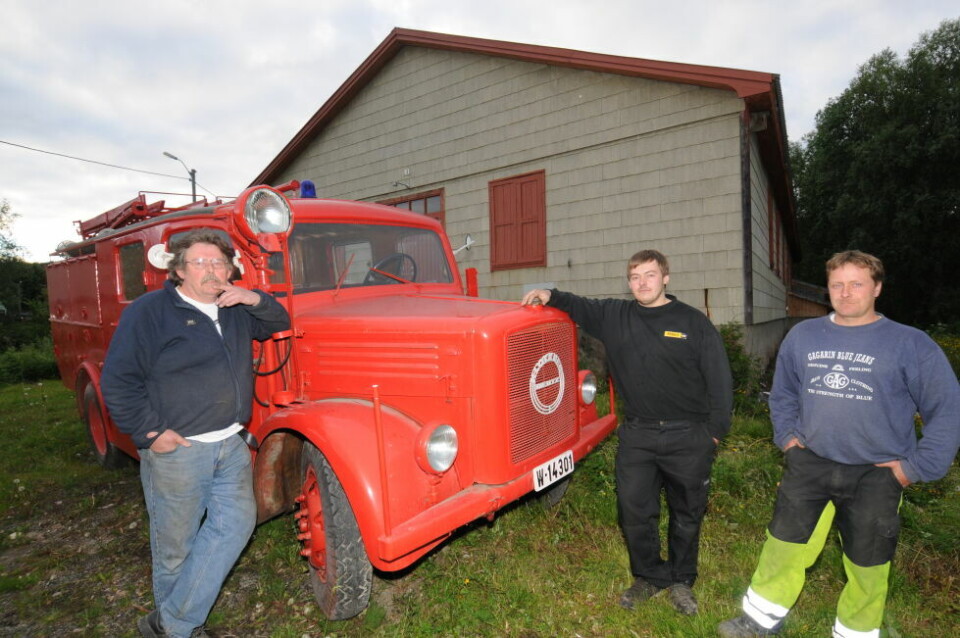BRANNBILEN. Denne brannbilen som opprinnelig er tysk og fra 1942 var i flere år Fauske kommune sin brannbil. Nå skal formannskapet i Fauske avgjøre bilens framtid og eierskap. Fra venstre Hans Skatvik, Emil Skatvik og Raymond Olsen. BRANNBILEN. Denne brannbilen som opprinnelig er tysk og fra 1942 var i flere år Fauske kommune sin brannbil. Nå skal formannskapet i Fauske avgjøre bilens framtid og eierskap. Fra venstre Hans Skatvik, Emil Skatvik og Raymond Olsen. Foto: Arild Bjørnbakk
