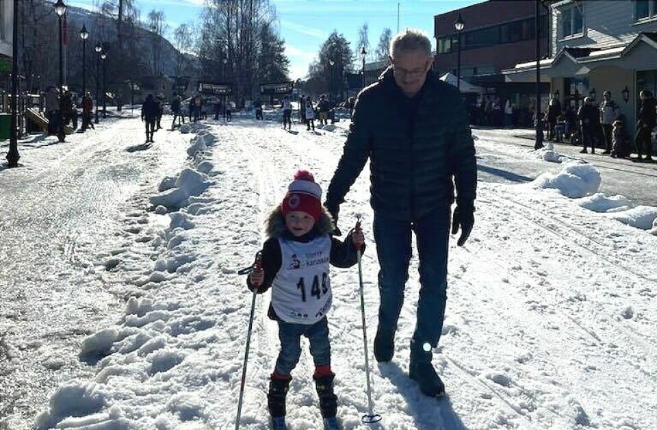 SKIRENN I SENTRUM. Nå blir det snart barneskirenn i Rognan sentrum igjen. Her er Einar og bestefar Knut Albinussen, fotografert under Sentrumssprinten, sist det var arrangert skirenn i Rognan sentrum. SKIRENN I SENTRUM. Nå blir det snart barneskirenn i Rognan sentrum igjen. Her er Einar og bestefar Knut Albinussen, fotografert under Sentrumssprinten, sist det var arrangert skirenn i Rognan sentrum. Foto: Jan-Petter Madsen
