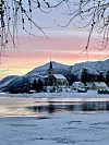 VAKKERT. Røsvik kirke i nydelig morgenlys en dag i februar. Foto: Foto: Trude Gleinsvåg