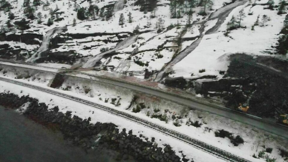 Skredet på riksveg 80 sett fra lufta. Det er fortsatt mye snø igjen i fjellsida, og faren for nye skred er for stor til å åpne vegen. Skredet på riksveg 80 sett fra lufta. Det er fortsatt mye snø igjen i fjellsida, og faren for nye skred er for stor til å åpne vegen. Foto: Statens vegvesen