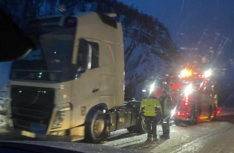 PÅ VEI. Bilbergeren tok hånd om det havarerte vogntoget. PÅ VEI. Bilbergeren tok hånd om det havarerte vogntoget. Foto: Lena Eide