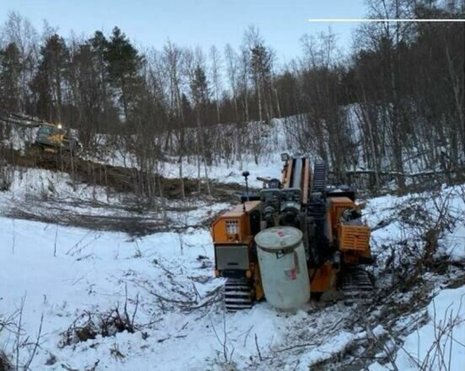 GRUNNUNDERSØKELSER. Gravemaskinen er her i ferd med å rydde for at borevogn skal komme seg til for å gjøre grunnundersøkelser i Beiarn. GRUNNUNDERSØKELSER. Gravemaskinen er her i ferd med å rydde for at borevogn skal komme seg til for å gjøre grunnundersøkelser i Beiarn. Foto: Mesta