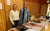 I DUGNADSGJENGEN. Nina Storstein (t.v.) og Beate Lill Pedersen var blant foreldrene som jobbet dugnad på kafeen i rådhussalen på Straumen lørdag. - Vi er overrasket over at det kom så mange innom, sier de. Begge foto: Eva S. Winther