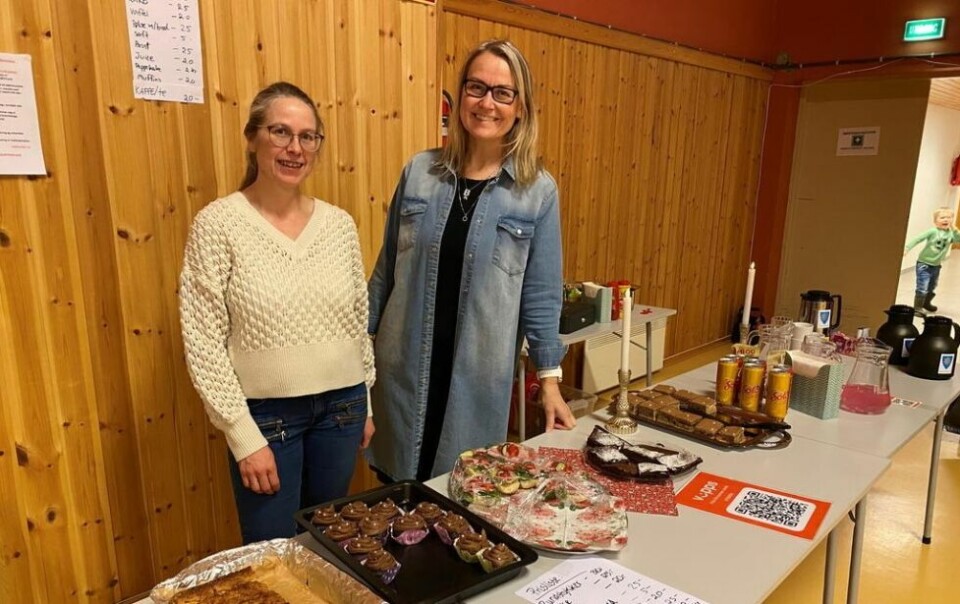 I DUGNADSGJENGEN. Nina Storstein (t.v.) og Beate Lill Pedersen var blant foreldrene som jobbet dugnad på kafeen i rådhussalen på Straumen lørdag. - Vi er overrasket over at det kom så mange innom, sier de. Begge foto: Eva S. WintherGLAD FOR Å MØTES. Fra venstre Emilie Aspaas, Bodil Vassdal, Marianne Åsbakk og Brit Meisfjord var blant gjestene på kafeen denne lørdagen, og satte stor pris på initiativet. I DUGNADSGJENGEN. Nina Storstein (t.v.) og Beate Lill Pedersen var blant foreldrene som jobbet dugnad på kafeen i rådhussalen på Straumen lørdag. - Vi er overrasket over at det kom så mange innom, sier de. Begge foto: Eva S. Winther