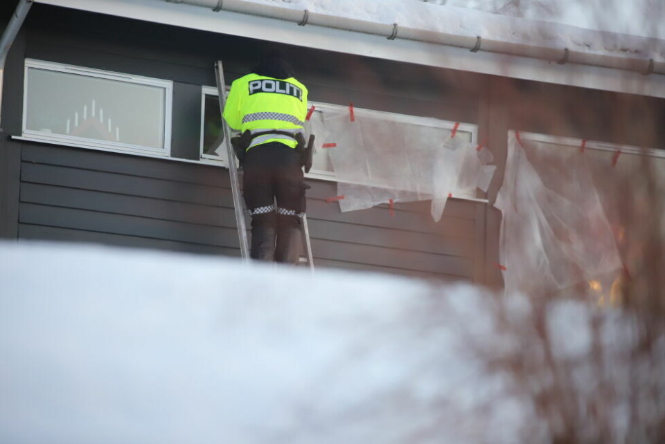 Politiet sikrer åstedet. Politiet sikrer åstedet. Foto: Lise Berntzen