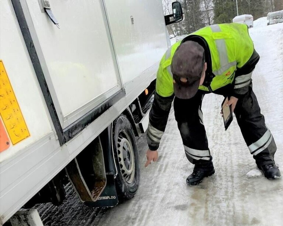 SJEKKET KJØRETØY. Staten vegvesen hadde tungbilkontroll blant annet ved Hestbrinken før helga. Bildet er fra en tidligere kontroll. SJEKKET KJØRETØY. Staten vegvesen hadde tungbilkontroll blant annet ved Hestbrinken før helga. Bildet er fra en tidligere kontroll. Foto: Statens vegvesen