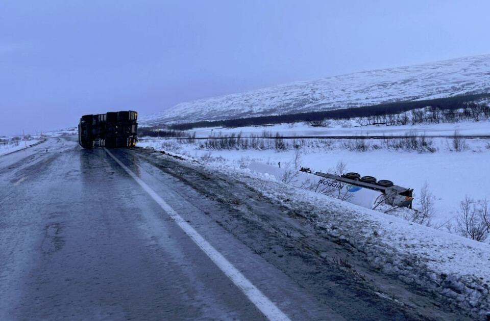 VELDIG GLATT. Gasstankeren havnet utenfor veien, og trekkvogna veltet på Saltfjellet. VELDIG GLATT. Gasstankeren havnet utenfor veien, og trekkvogna veltet på Saltfjellet. Foto: Politiet