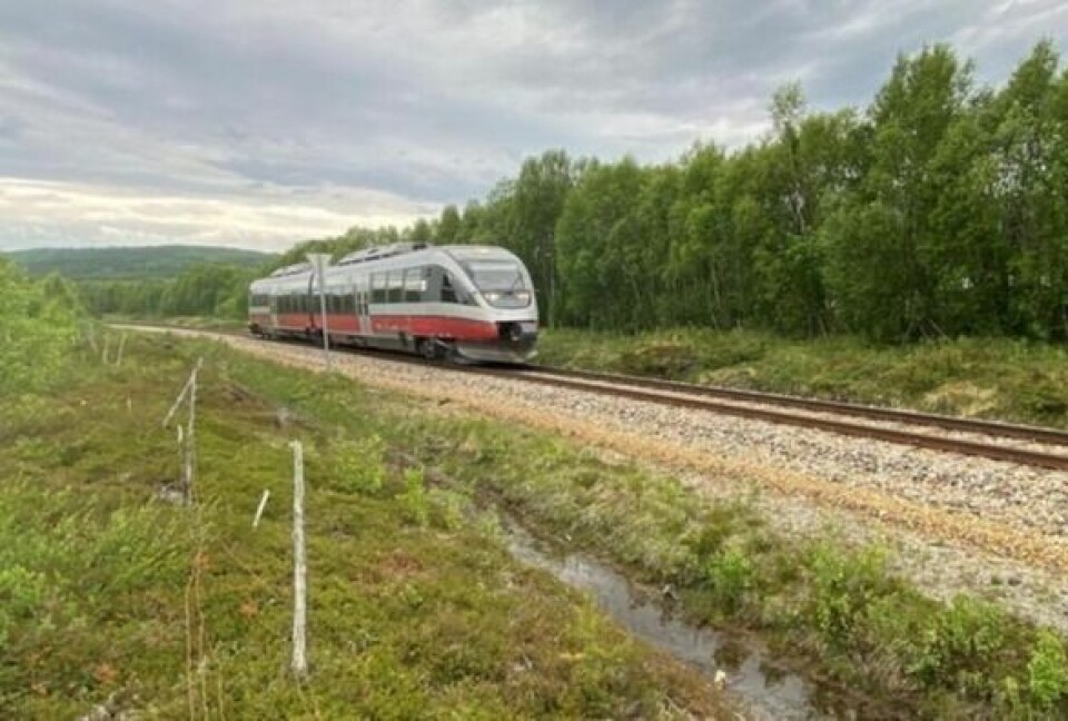TAR TID Å UTREDE: Saken om forlengelse av jernbanesporet fra Fauske til Tromsø tar tid å utrede. Her ser du et SJ-tog på tur fra Bodø mot Fauske. TAR TID Å UTREDE: Saken om forlengelse av jernbanesporet fra Fauske til Tromsø tar tid å utrede. Her ser du et SJ-tog på tur fra Bodø mot Fauske. Foto: Kenneth Strømsvåg