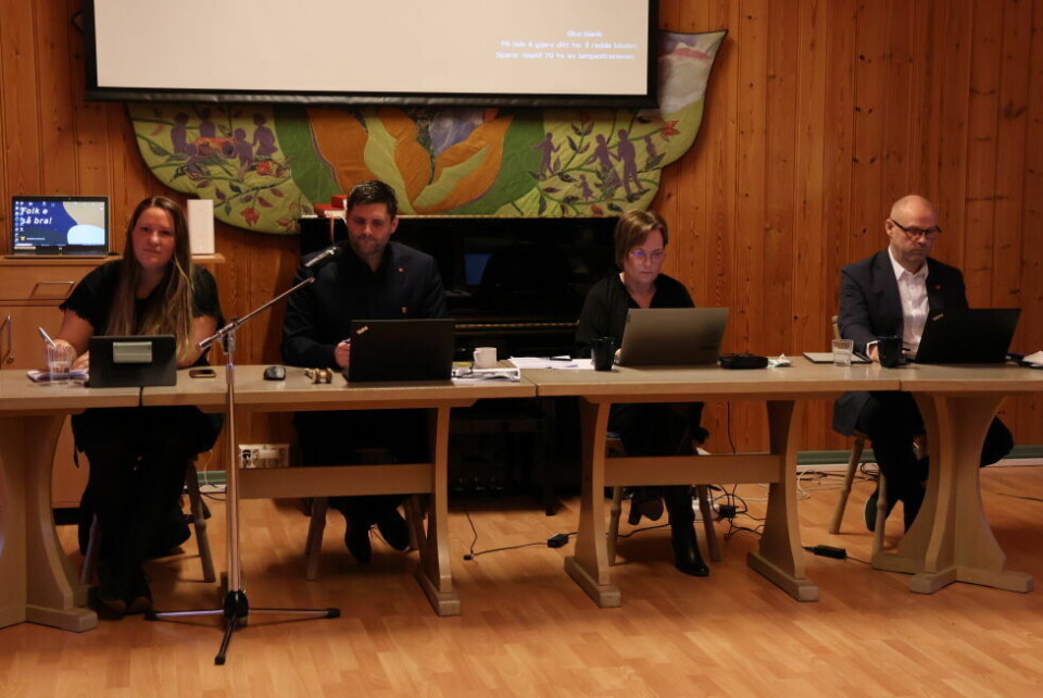 Fra venstre varaordfører Sara Isaksen Lundbakk (SV), ordfører Runar Jensen (Ap), sekretær Anita Paulsen og kommunedirektør Stein Ole Rørvik. Fra venstre varaordfører Sara Isaksen Lundbakk (SV), ordfører Runar Jensen (Ap), sekretær Anita Paulsen og kommunedirektør Stein Ole Rørvik. Foto: Erica Restoften