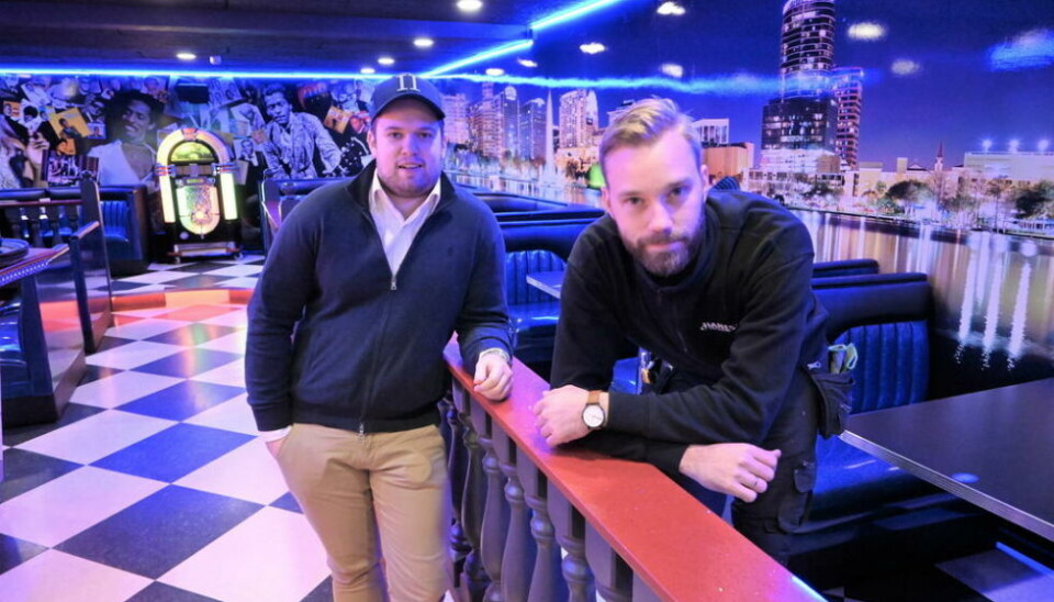 JULEJAM. Jøran Jensen på Orlando Bar & Grill Jøran Jensen og Bjørn Morten Johansen i full sving med årets julejam som skal foregå på to scener inne på Orlando. JULEJAM. Jøran Jensen på Orlando Bar & Grill Jøran Jensen og Bjørn Morten Johansen i full sving med årets julejam som skal foregå på to scener inne på Orlando. Foto: Kenneth Strømsvåg