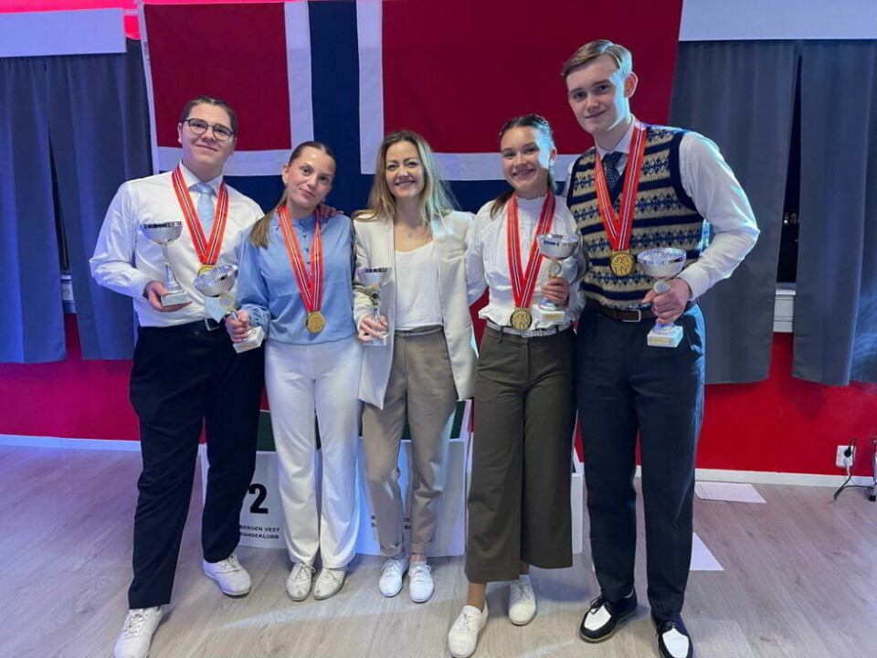GULLJUBEL. Dans Fauske gjorde rent bord under NM i Boogie woogie i Bergen sist helg. Nå har de reist til Sveits for å representere Norge i VM i helga. Fra venstre: Kaspars Minzars, Thea Elise Marhaug Bugge, Susanne Barkhald, Martine Bjørnstad Karlsen og Thobias Jacobsen. GULLJUBEL. Dans Fauske gjorde rent bord under NM i Boogie woogie i Bergen sist helg. Nå har de reist til Sveits for å representere Norge i VM i helga. Fra venstre: Kaspars Minzars, Thea Elise Marhaug Bugge, Susanne Barkhald, Martine Bjørnstad Karlsen og Thobias Jacobsen. Foto: Danseforbundet