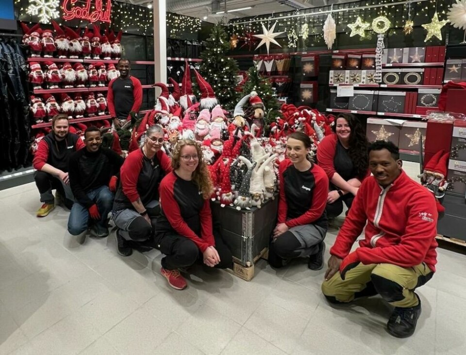 Fornøyde Europris-medarbeidere klare til åpning av den nye butikken på Rognan tirsdag. Fra venstre Bahta Tesfaslasie, assisterende butikksjef Markus Nicholaisen, Rezene Redae, Berit Johansen, Karin Johansen, butikksjef Victoria Karlsen, Hanne Pettersen og Brhane Mekonen. Fornøyde Europris-medarbeidere klare til åpning av den nye butikken på Rognan tirsdag. Fra venstre Bahta Tesfaslasie, assisterende butikksjef Markus Nicholaisen, Rezene Redae, Berit Johansen, Karin Johansen, butikksjef Victoria Karlsen, Hanne Pettersen og Brhane Mekonen. Foto: Privat