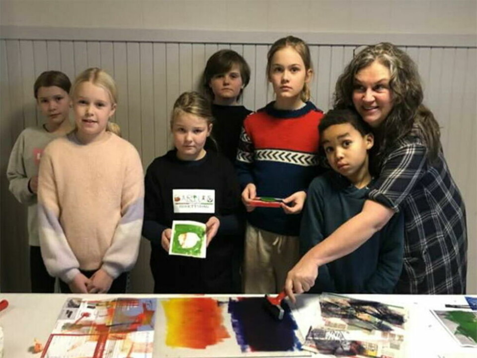 PÅ VERKSTED. Maja Andreassen Olsen, Leah-Emine Eidissen Tronstad, Sofie Hjemaas Lysvoll, Luca Veel-Hunstad, Sigrid Hunstad, Siyanda Ndlovu Halvorsen var noen av de ti som deltok på grafisk verksted. Her sammen med initiativtaker Hilde Hermansen. PÅ VERKSTED. Maja Andreassen Olsen, Leah-Emine Eidissen Tronstad, Sofie Hjemaas Lysvoll, Luca Veel-Hunstad, Sigrid Hunstad, Siyanda Ndlovu Halvorsen var noen av de ti som deltok på grafisk verksted. Her sammen med initiativtaker Hilde Hermansen. Foto: Anita Hunstad