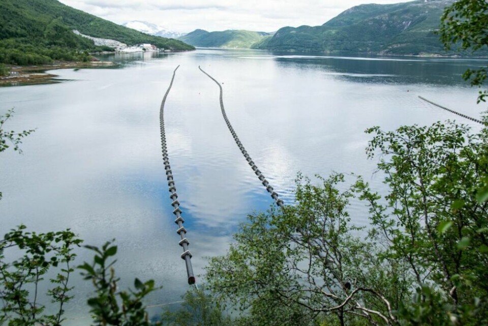 RØR. Disse lange rørene skal være en del av systemet som holder det nye energigjenvinningsanlegget i Sørfold med avkjølende sjøvann. RØR. Disse lange rørene skal være en del av systemet som holder det nye energigjenvinningsanlegget i Sørfold med avkjølende sjøvann. Foto: Tarjei Abelsen