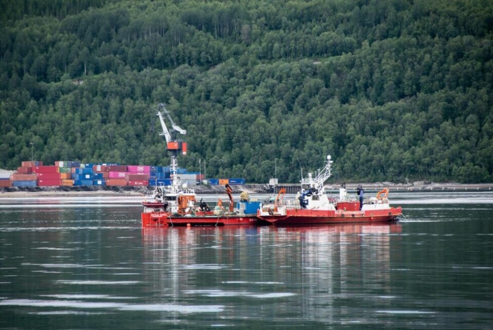 OPPDRAG. Disse båtene jobber med å legge rør som skal pumpe inn og ut sjøvann fra det nye energigjenvinningsanlegget til Elkem og Kvitebjørn Energi på Valjord. OPPDRAG. Disse båtene jobber med å legge rør som skal pumpe inn og ut sjøvann fra det nye energigjenvinningsanlegget til Elkem og Kvitebjørn Energi på Valjord. Foto: Tarjei Abelsen