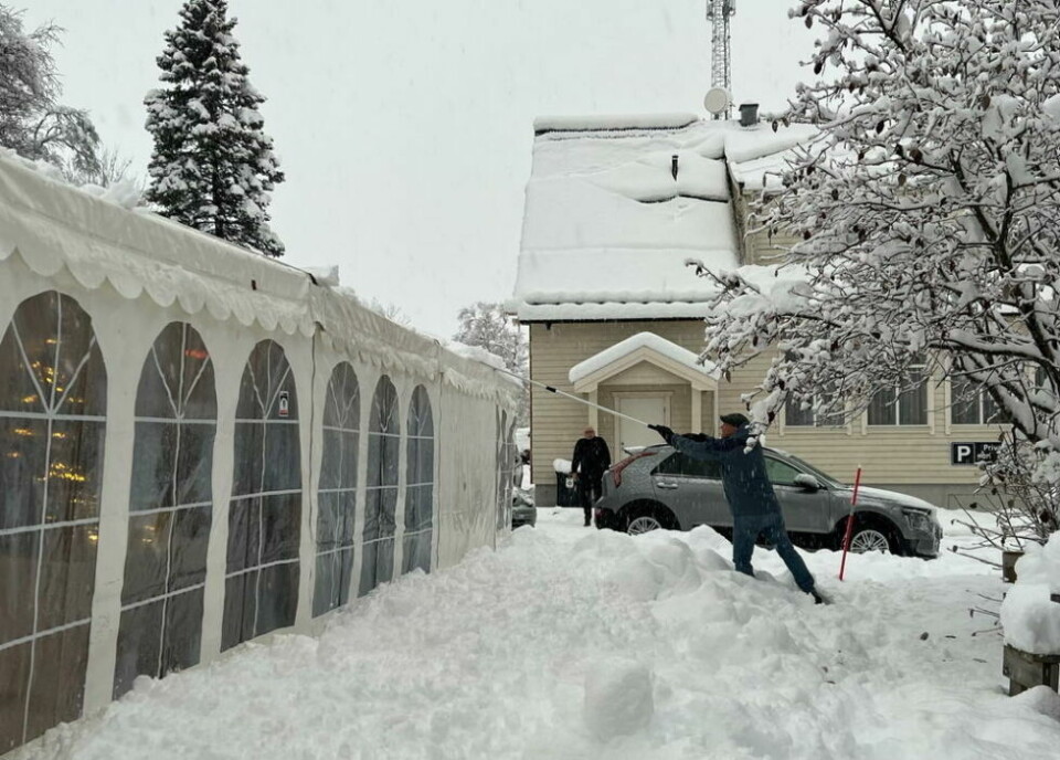 SNØ. Snøen lavet ned lørdag, men det satte ingen stopper for julemarkedet. Flere trådte til for å fjerne den tunge snøen som la seg på taket til det store utstillingsteltet. SNØ. Snøen lavet ned lørdag, men det satte ingen stopper for julemarkedet. Flere trådte til for å fjerne den tunge snøen som la seg på taket til det store utstillingsteltet.