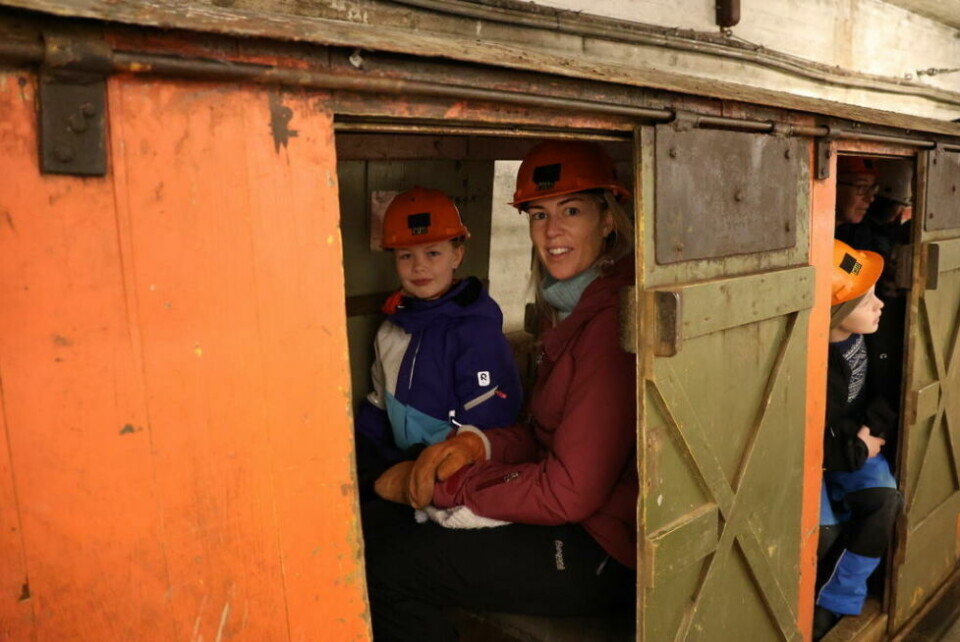 FAMILIETUR. Klar for å kjøre 1,6 km inn i fjellet i fotsporene til henholdsvis olde- og bestefar, Johannes. - Vi har snakket om det i mange år at vi skulle ta turen, for ungene har ikke vært her enda. Det passet så fint nå når de har flere turer hver uke, forklarer Line Okkenhaug Rengård som bor i Bodø, sammen med Juliane Okkenhaug Rengård. FAMILIETUR. Klar for å kjøre 1,6 km inn i fjellet i fotsporene til henholdsvis olde- og bestefar, Johannes. - Vi har snakket om det i mange år at vi skulle ta turen, for ungene har ikke vært her enda. Det passet så fint nå når de har flere turer hver uke, forklarer Line Okkenhaug Rengård som bor i Bodø, sammen med Juliane Okkenhaug Rengård. Foto: Alle foto: Erica Restoften