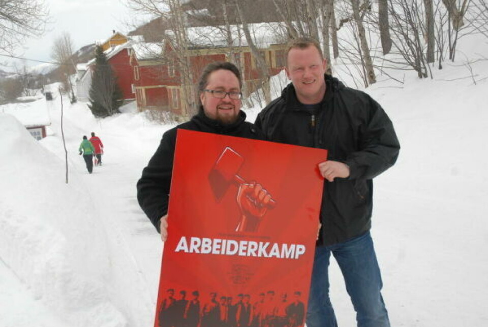 PLAKAT. Amalie husker godt at huset var fullt av plakater som den hennes avdøde far Tomas Evjen her viser fram i 2010, sammen med Tom Vidar Karlsen som aldri slapp tak i prosjkektet. PLAKAT. Amalie husker godt at huset var fullt av plakater som den hennes avdøde far Tomas Evjen her viser fram i 2010, sammen med Tom Vidar Karlsen som aldri slapp tak i prosjkektet. Foto: Espen Johansen