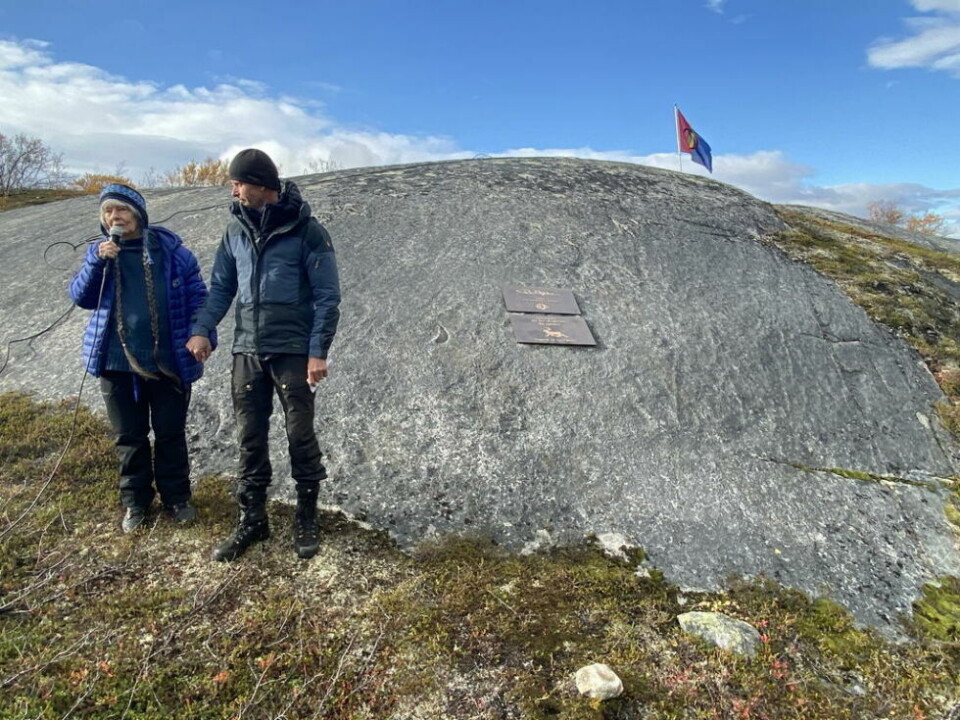 HEDRET. - Kajsa Zetterquist (t.v.), som selv er en anerkjent kunstner og Per Addes livsledsager gjennom mer enn 50 år, holdt tale under markeringen. HEDRET. - Kajsa Zetterquist (t.v.), som selv er en anerkjent kunstner og Per Addes livsledsager gjennom mer enn 50 år, holdt tale under markeringen. Foto: Frank Øvrewall