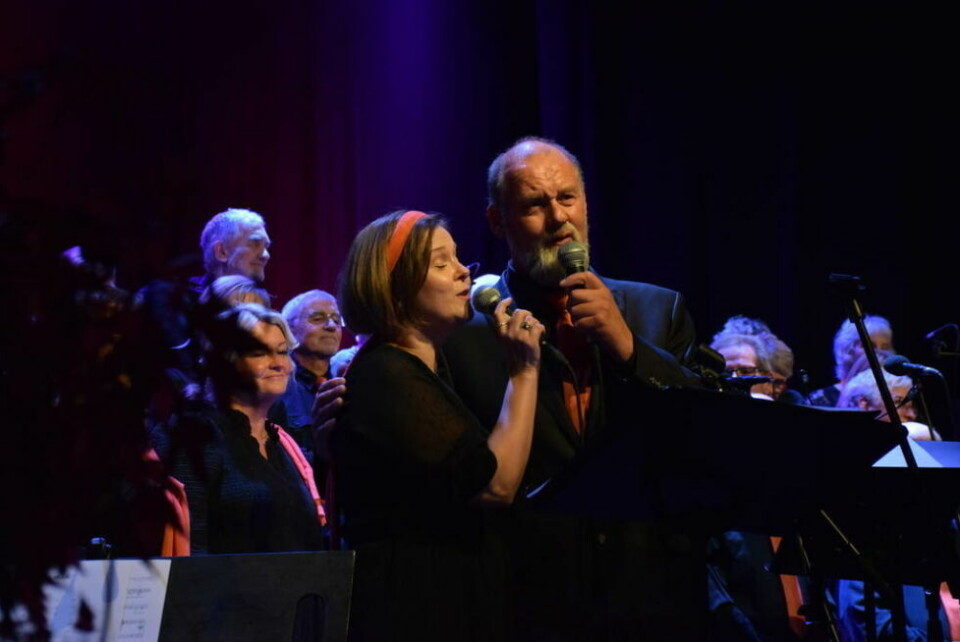 NYDELIG DUETT. Fauske blandakor sang seg inn i hjertene til publikum lørdag kveld. Her synger dirigent Rannei Amundsen og Einar Lund duett på Steinar Albrigtsens sang 'Till the morning comes'. Alle foto: Eva S. WintherBLE GODT TATT IMOT. Marit Lundli var en av kormedlemmene som introduserte sanger og fortalte om sitt forhold til koret. - Å være med i koret gjør livet mitt bedre, sa hun.EI SNILL STUND. Gamle og nye kjente toner var å høre på blandakorets 75-årskonsert.GRATULERTE KORET. Ordfører Marlen Rendall Berg holdt en god tale, og overleverte gave til korets leder Ottar Skjellhaug. - Jeg ble selv rørt av en av sangene, fortalte hun. NYDELIG DUETT. Fauske blandakor sang seg inn i hjertene til publikum lørdag kveld. Her synger dirigent Rannei Amundsen og Einar Lund duett på Steinar Albrigtsens sang 'Till the morning comes'. Alle foto: Eva S. Winther