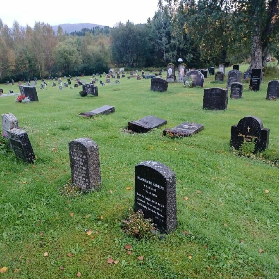 Dette er tre av gravstøttene som er veltet på kirkegården i Røsvikdalen. Dette er tre av gravstøttene som er veltet på kirkegården i Røsvikdalen. Foto: Beate Breivik