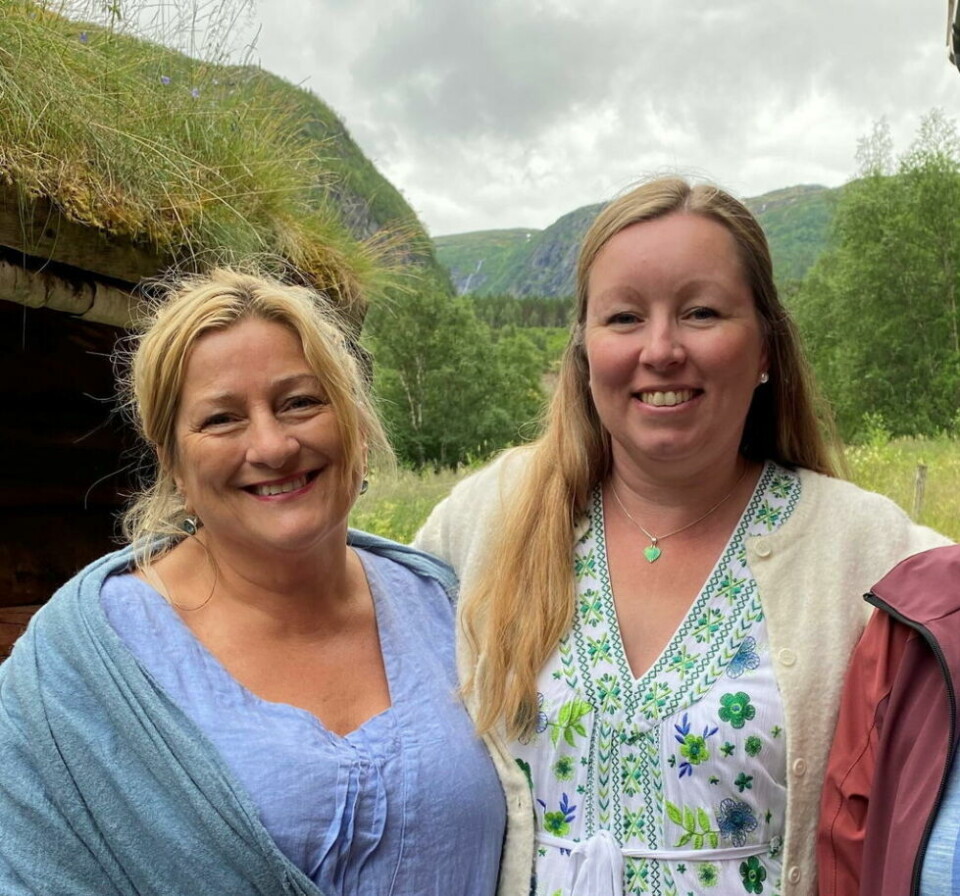 KLARE FOR BOKPRAT. Tove Anita Olsen (t.v.) skal bokbade forfatter Eva Salhus Winther på Strøksnes. KLARE FOR BOKPRAT. Tove Anita Olsen (t.v.) skal bokbade forfatter Eva Salhus Winther på Strøksnes. Foto: Privat