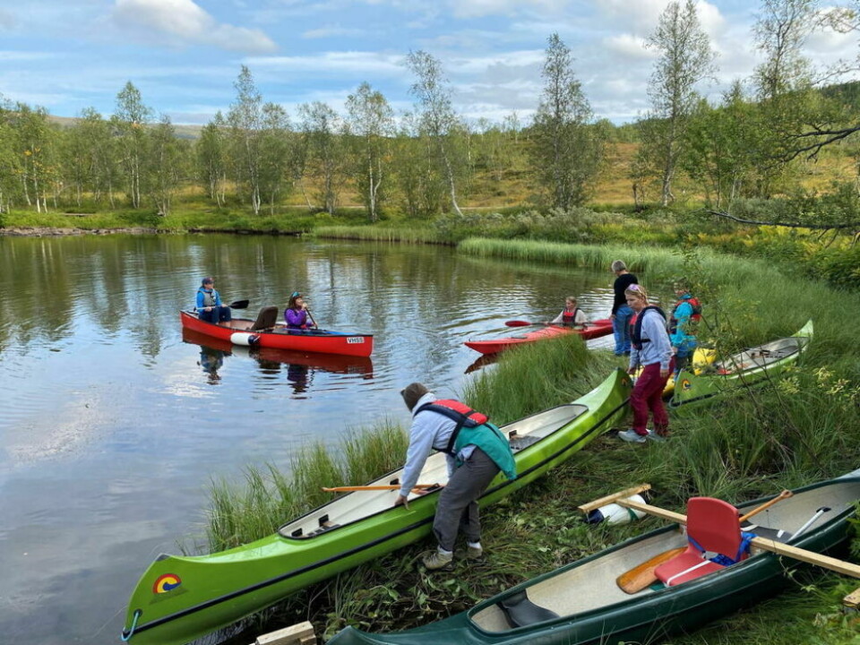 BRUKER NATUREN. Foreningen Helse i Fri Luft har fått støtte fra Helsedirektoratet til å arrangere kurs i naturterapi. Forrige uke var det samling ved Valnesfjord helsesportssenter, der deltakerne fikk en flott ramme rundt kursdagene. Alle foto: Eva S. WintherJOBB I FRILUFT. Idrettspedagog Hanne Jakobsen (t.v.) og friluftspedagog Inger Sjöberg fra VHSS delte av sine erfaringer om hvordan man kan legge til rette for turer som de fleste kan være med på.STYRET. Styret i Helse i Fri Luft består av (fra venstre) Kine Pilegård, styreleder Kristine Nordland, Inger Marie Kvarum, Ragnhild Olsen og Markus Bjerkenes.DELTAKERE. Ina Bjur (t.v.) jobber til vanlig på KLAFF (Klar for fremtiden) ved Fauske vgs, mens Alexandra Hope er psykolog og gründer, bosatt i Tønsberg. - Vi må mer tilbake til naturen, mener de.DELTE KUNNSKAP. Deltakerne samlet seg rundt bålet og fikk informasjon om ulike aktiviteter og tilrettelegging for å være ute i naturen. BRUKER NATUREN. Foreningen Helse i Fri Luft har fått støtte fra Helsedirektoratet til å arrangere kurs i naturterapi. Forrige uke var det samling ved Valnesfjord helsesportssenter, der deltakerne fikk en flott ramme rundt kursdagene. Alle foto: Eva S. Winther