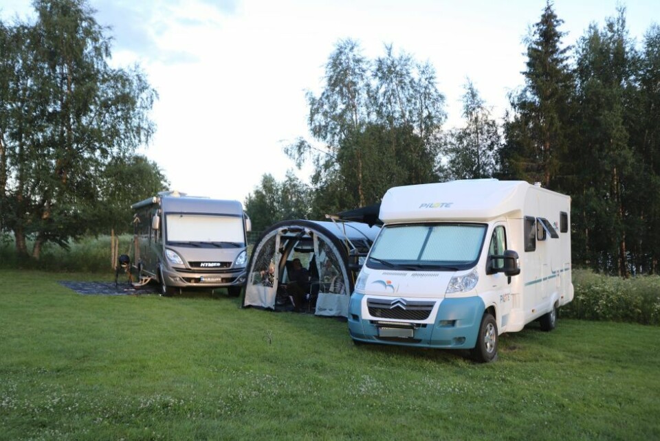 Her måtte folket søke ly i teltet for å unngå flygende bitedyr. Her måtte folket søke ly i teltet for å unngå flygende bitedyr. Foto: Lise Ailin Rosvoll Berntzen