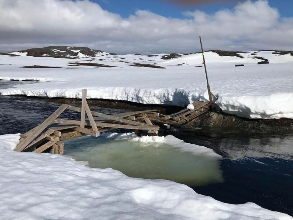 Brua har fått hard medfart og må skiftes ut. Det frarådes ferdsel i området. Brua har fått hard medfart og må skiftes ut. Det frarådes ferdsel i området. Foto: Stein Ove Johannessen