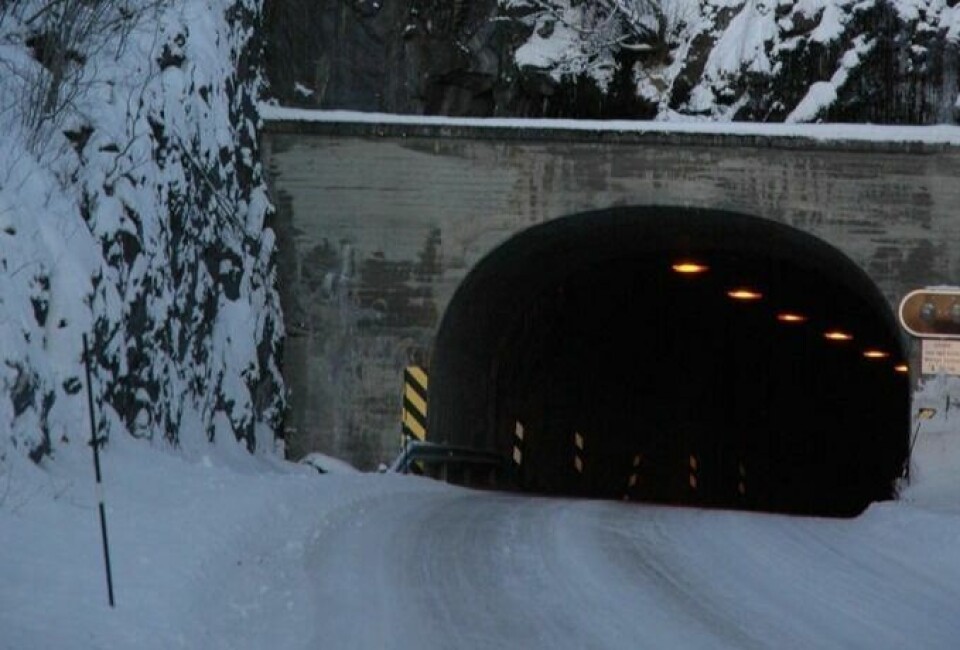 STENGT. En gjenstand ligger i veibanen inne i Løkthaugen tunnel. STENGT. En gjenstand ligger i veibanen inne i Løkthaugen tunnel. Foto: Saltenposten