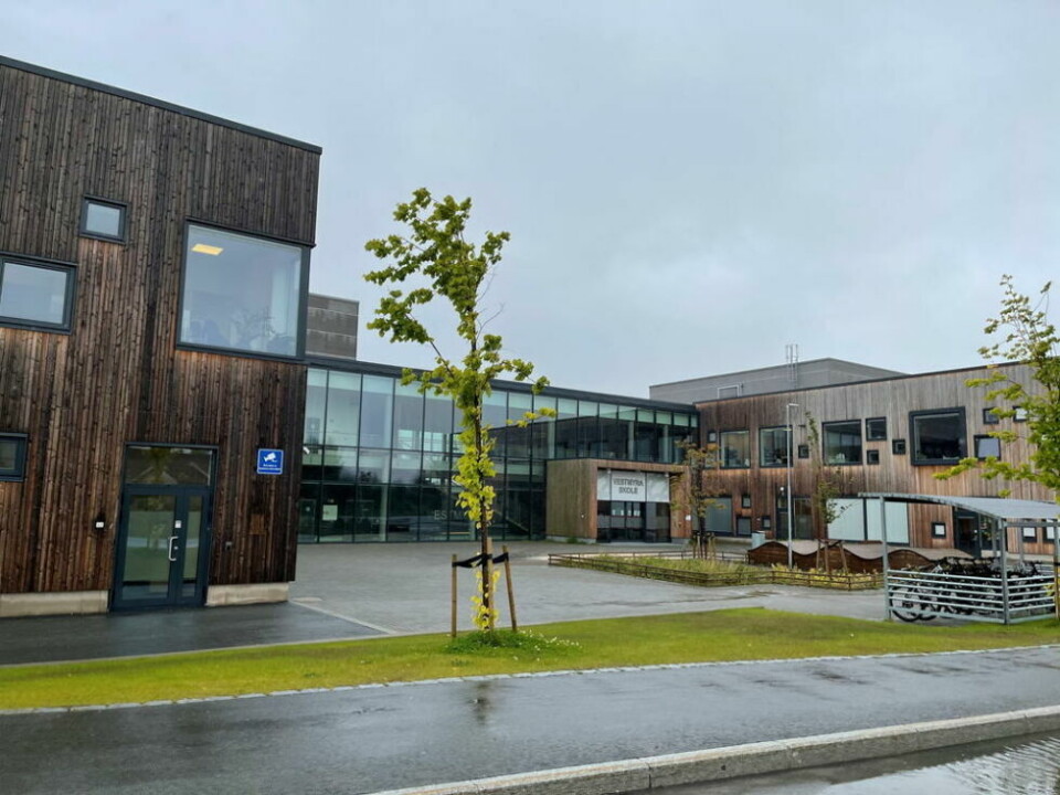 FLERE HAR SAGT OPP. Gjennom det siste skoleåret har 17 ansatte ved Vestmyra sagt opp sin stilling ved skolen, 16 av disse jobbet som lærere ved Vestmyra skole. En av disse var fagarbeider ved skolen. FLERE HAR SAGT OPP. Gjennom det siste skoleåret har 17 ansatte ved Vestmyra sagt opp sin stilling ved skolen, 16 av disse jobbet som lærere ved Vestmyra skole. En av disse var fagarbeider ved skolen. Foto: Helge Simonsen
