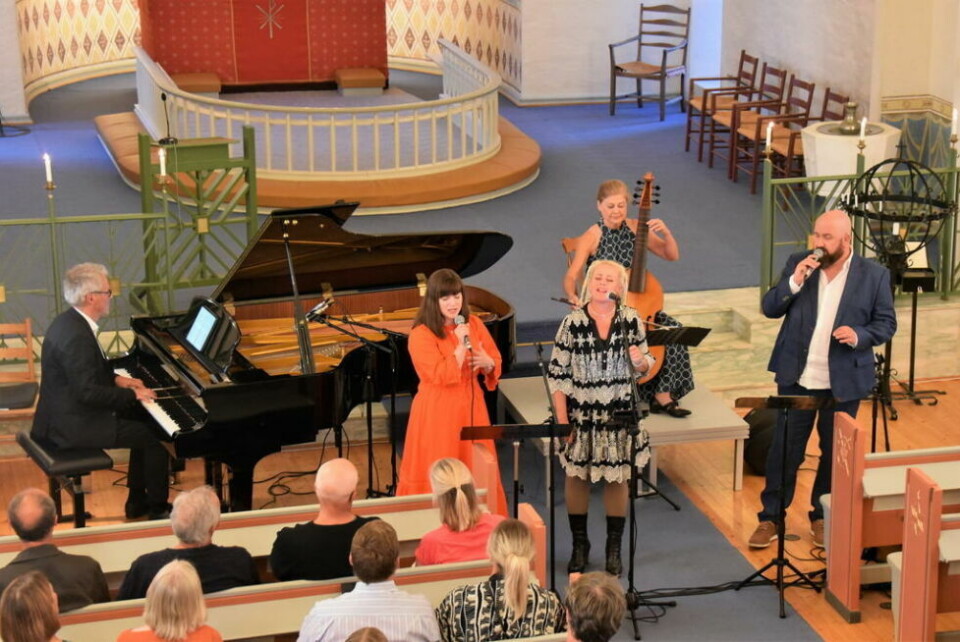MEKTIG. En fullsatt Skjerstad kirke fikk høre et fantastisk fellesnummer i konserten. Fra venstre Jan Gunnar Hoff, Karoline Åseng, Unni Wilhelmsen, Jenny Eriksson og Kristian Krokslett. MEKTIG. En fullsatt Skjerstad kirke fikk høre et fantastisk fellesnummer i konserten. Fra venstre Jan Gunnar Hoff, Karoline Åseng, Unni Wilhelmsen, Jenny Eriksson og Kristian Krokslett. Foto: Alle foto: Lars Olav Handeland
