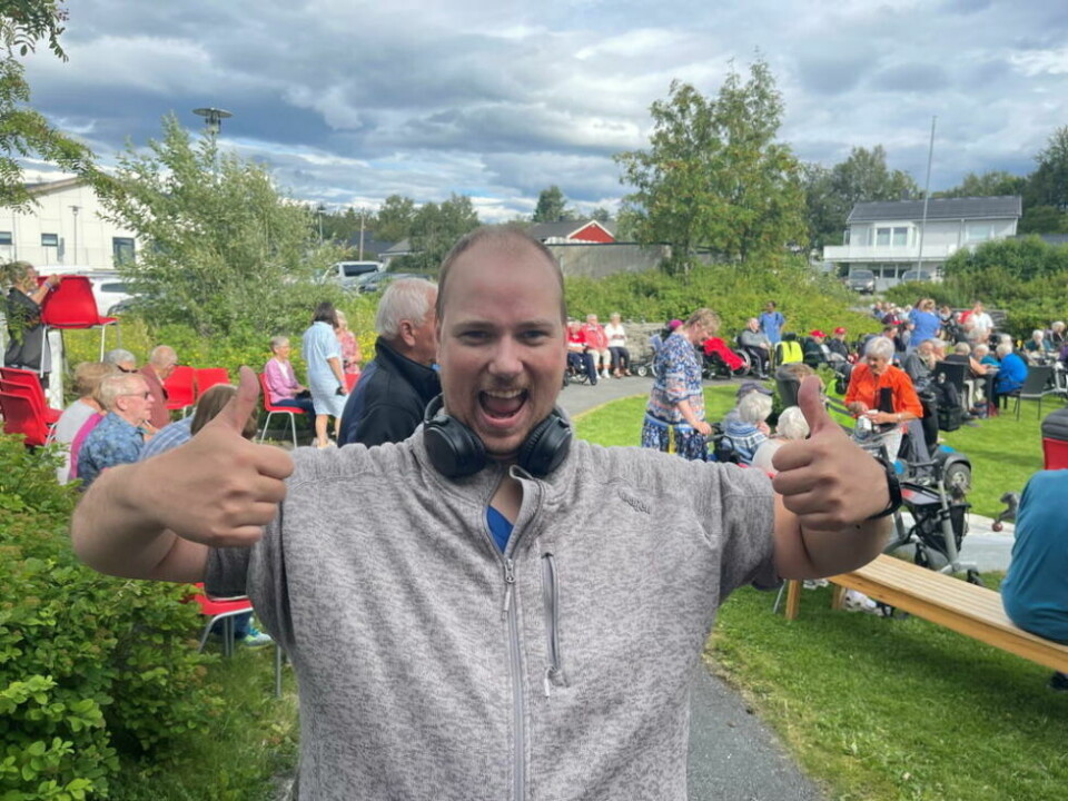 STORFORNØYD. Alf-Inge Tustervatn ga SeniorGata tommelen opp og vel så det. STORFORNØYD. Alf-Inge Tustervatn ga SeniorGata tommelen opp og vel så det. Foto: Helge Simonsen