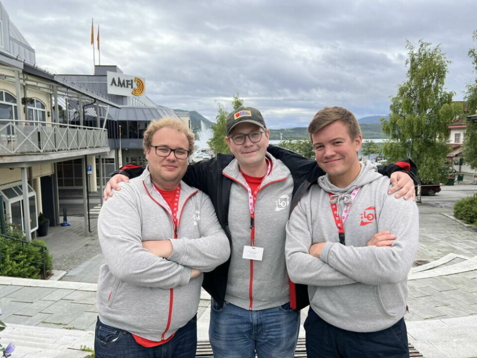 FORNØYDE. Denne Handel og kontor-trioen gikk LO sin sommerpatrulje på Fauske fredag og fant bare småting å rette opp i da de var på Fauske i 2022. Fra venstre Sander Horn, Henrik Drivenes og Lars Oskar Vik. FORNØYDE. Denne Handel og kontor-trioen gikk LO sin sommerpatrulje på Fauske fredag og fant bare småting å rette opp i da de var på Fauske i 2022. Fra venstre Sander Horn, Henrik Drivenes og Lars Oskar Vik. Foto: Espen Johansen