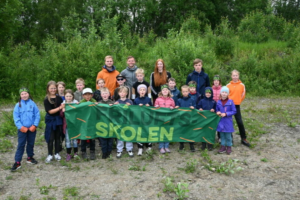 HØYT TEMPO OG STORT ENGASJEMENT. Barna på Frilufts-skolen i Valnesfjord hadde mye energi og godt humør. Alle foto: Tor Arne Ødegaard HanssenGRILLING. Barna koste seg med grillmaten, Fra venstre: Vår Skoglund, Lukas Løkås, Johan Johansen og Ivar MoanLØPER FOR SEIEREN. Barna lekte et spill som ga seg ut på å kaste terning, løpe, og svare på quizspørsmål.LØP, LEK, LÆR. Barna hadde høyt engasjement når de spillte quiz spill med spørsmål om Norsk natur. HØYT TEMPO OG STORT ENGASJEMENT. Barna på Frilufts-skolen i Valnesfjord hadde mye energi og godt humør. Alle foto: Tor Arne Ødegaard Hanssen