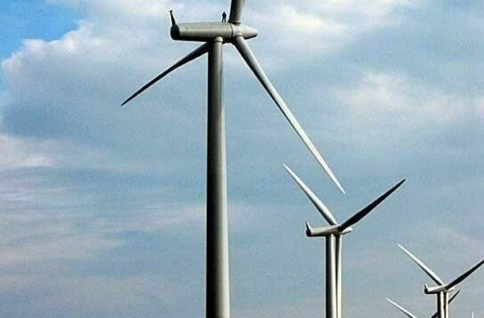 VINDMØLLE. Vindkraften har også vist seg å være svært omstridt. Det er en fornybar energikilde, men også her er det inngrepene i naturen som er den store hemskoen. VINDMØLLE. Vindkraften har også vist seg å være svært omstridt. Det er en fornybar energikilde, men også her er det inngrepene i naturen som er den store hemskoen. Foto: Saltenposten