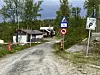 ÅPENT. Nå er denne bommen løftet opp og veien er åpent inn til bommen ved Risevatn. ÅPning av hele veien fra Skihytta og inn til Balvatn skjer rett etter helgen. Foto: Espen Johansen