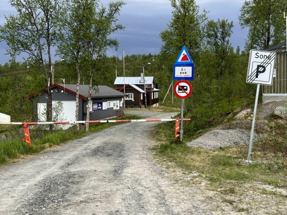 ÅPENT. Nå er denne bommen løftet opp og veien er åpent inn til bommen ved Risevatn. ÅPning av hele veien fra Skihytta og inn til Balvatn skjer rett etter helgen. ÅPENT. Nå er denne bommen løftet opp og veien er åpent inn til bommen ved Risevatn. ÅPning av hele veien fra Skihytta og inn til Balvatn skjer rett etter helgen. Foto: Espen Johansen