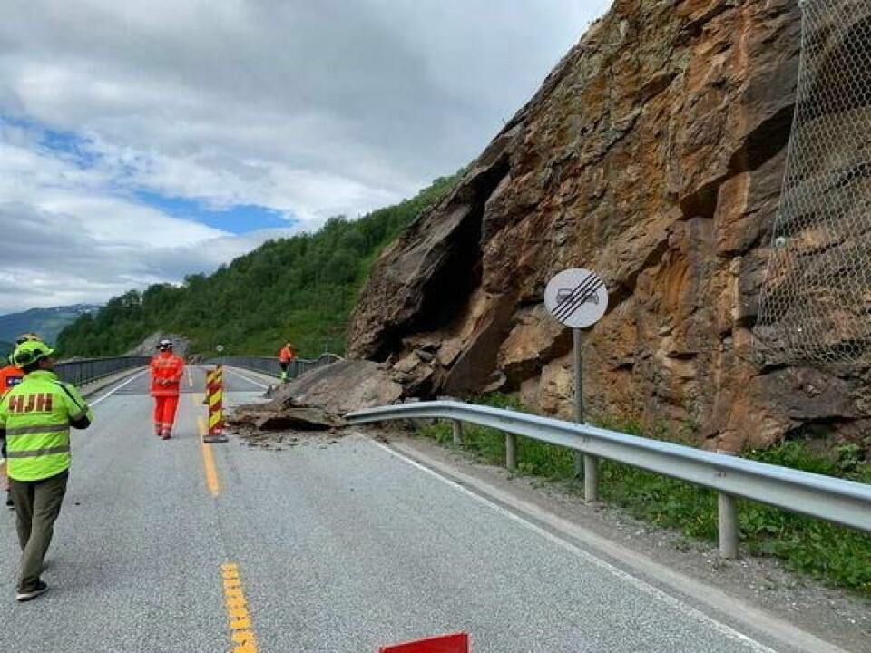 OPPRYDNINGSARBEID. E6 i Sørfold skal ryddes og fjellsiden sikres midlertidig. OPPRYDNINGSARBEID. E6 i Sørfold skal ryddes og fjellsiden sikres midlertidig. Foto: Kristian Riddervold Andreassen, Statens vegvesen