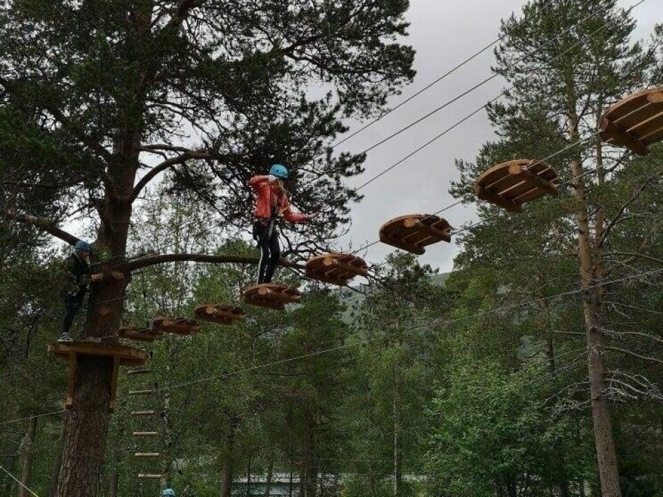 HØYT OG LAVT. Tur til klatreparken på Krokstrand er én av aktivitetene man kan delta på under Aktiv sommerferie på Fauske. HØYT OG LAVT. Tur til klatreparken på Krokstrand er én av aktivitetene man kan delta på under Aktiv sommerferie på Fauske. Foto: Fauske Røde Kors