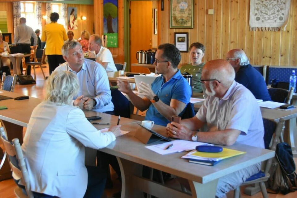 GRUPPEMØTE. Før vedtaket i atter en Slipen-sak måtte det gruppemøte til. Nå skal det finnes ut hva man kan få gjort av 20 millioner for å ruste opp Slipen. Her er Aps-gruppe. Wenche Skarheim, Truls Paulsen, Eskild Storteig og Kjell Magne Johansen. GRUPPEMØTE. Før vedtaket i atter en Slipen-sak måtte det gruppemøte til. Nå skal det finnes ut hva man kan få gjort av 20 millioner for å ruste opp Slipen. Her er Aps-gruppe. Wenche Skarheim, Truls Paulsen, Eskild Storteig og Kjell Magne Johansen. Foto: Sylvia Bredal