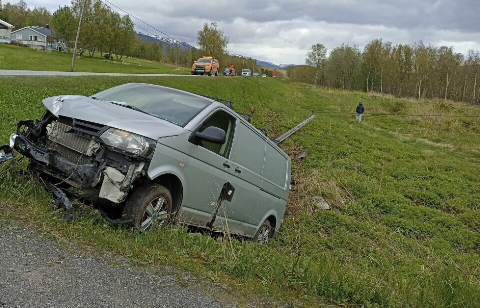 Sjåføren sjekkes av ambulansepersonell på stedet. Sjåføren sjekkes av ambulansepersonell på stedet. Foto: Tor Arne Ødegaard Hanssen