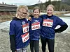 PÅ LAG. Agnes (6.kl), Eva (5.kl) og Josefine H er på samme lag og storkoser seg på årets stafett. Foto: Erica Restoften