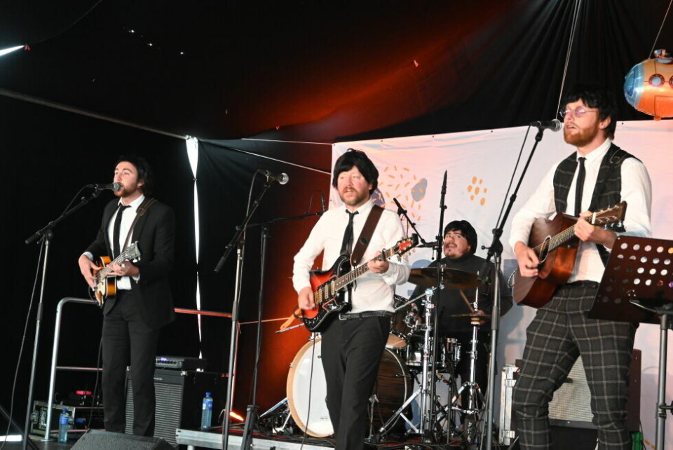 THE BEATLES. Fra venstre Paul, George, Ringo og John, men egentlig er det guttene i The Hummingbirds som har kommet til Rognan igjen. THE BEATLES. Fra venstre Paul, George, Ringo og John, men egentlig er det guttene i The Hummingbirds som har kommet til Rognan igjen. Foto: Stig Bjørnar Karlsen