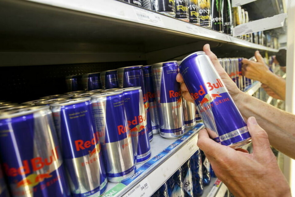 FÅR GRENSE. Stortinget har vedtatt 16 års aldersgrense på kjøp av energidrikk. FÅR GRENSE. Stortinget har vedtatt 16 års aldersgrense på kjøp av energidrikk. Foto: NTB