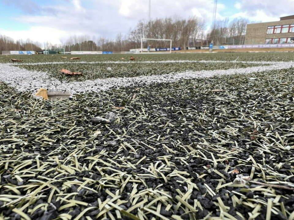 FORBUDT. Gummigranulat skal ut, men ingen er helt enige om hva som skal erstatte det. FORBUDT. Gummigranulat skal ut, men ingen er helt enige om hva som skal erstatte det. Foto: Espen Johansen