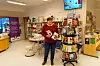 Laila Gabrielsen inviterer til kaffeprat på biblioteket. Foto: Bjørn Savstad