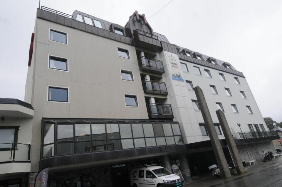 FÅR PRIKK. Fauske Hotell har brutt alkohollovens paragraf 9,2 som sier at reklame for alkoholholdig drikk er forbudt. FÅR PRIKK. Fauske Hotell har brutt alkohollovens paragraf 9,2 som sier at reklame for alkoholholdig drikk er forbudt. Foto: Arild Bjørnbakk