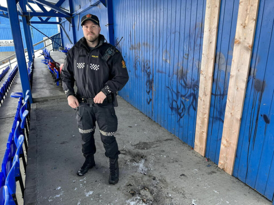 ALVORLIG.Politibetjent Erik Berg sa allerede dagen etter branntilløpet at de hadde konkrete tips i saken. Nå er den helagt siden de mistenkte alle er under 15 år. ALVORLIG.Politibetjent Erik Berg sa allerede dagen etter branntilløpet at de hadde konkrete tips i saken. Nå er den helagt siden de mistenkte alle er under 15 år. Foto: Espen Johansen